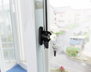 Sliding window locks,white/black aluminum, steel,Translating