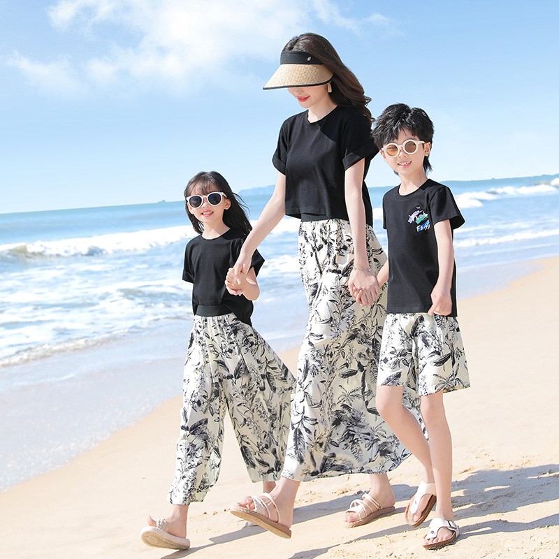 现货亲子装夏装2024新款海边沙C滩母女T恤阔腿裤一家三口韩版家庭