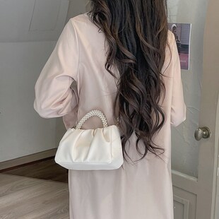 皮质斜跨小包包2025新款感珍珠木手柄褶皱云朵包单肩手提女包