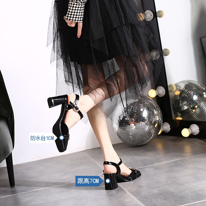 网红少女高跟鞋2024夏季新款方头粗跟单鞋复古一字扣带漆皮凉鞋女