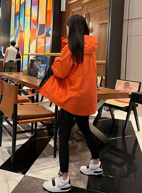 初秋季独特超好看高级感橙色连帽冲锋衣外套女2024新款爆款春秋款