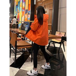 初秋季独特超好看高级感橙色连帽冲锋衣外套女2024新款爆款春秋款