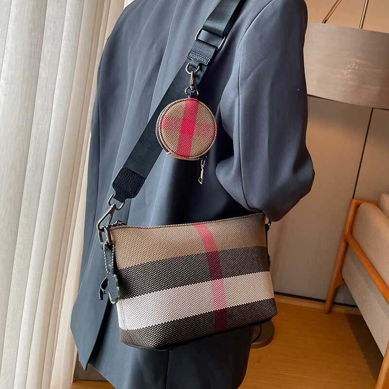 超火洋派小包包女百搭斜挎2023新款秋冬高级感单肩包小众轻便质感