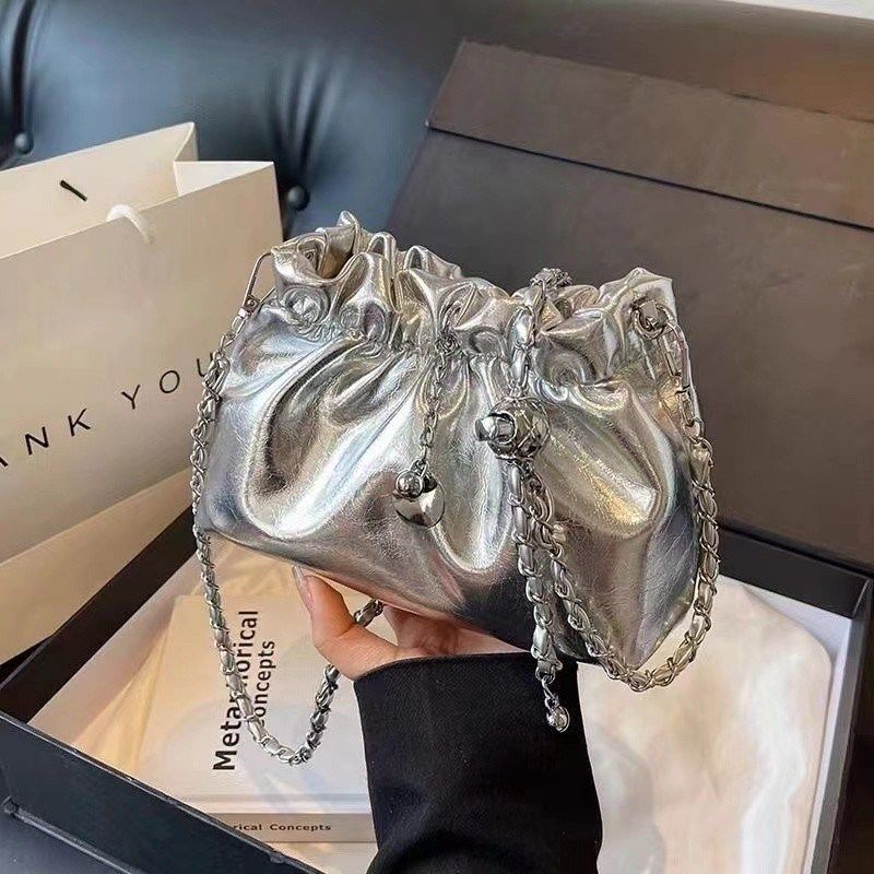 今年流行爆款小众包包2024新款女包时尚链条斜挎包超火水桶,箱包皮具/热销女包/男包,通用款女包,淘宝优惠券,粉丝福利购,淘宝优惠卷