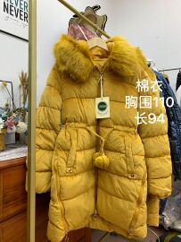 麂皮绒波波球，黄色毛领棉服