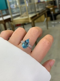 天然圣玛利亚色海蓝宝戒指18k金钻石镶嵌！总重4.9g主石重4.25ct