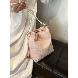 新中式国风珍珠刺绣花包包女包夏季褶皱水桶包链条单肩斜挎包