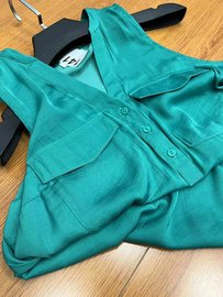海岛丝ca*c**自留款，法式衬衫背心，高级感绿色v领百搭显瘦上衣