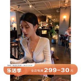 dula好好家深v领长袖t恤女2024年早春短款显瘦辣妹打底上衣