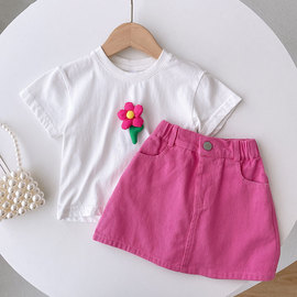 夏季女童玫红立体花朵，白t恤玫红半身裙套装，洋气宝宝短袖两件套女