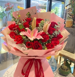 武汉鲜花店 19朵红玫瑰百合花束 武汉市区送货上门 配送到家