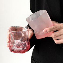 ins风磨砂粉色不规则扭扭杯，玻璃杯小众高级感酒杯饮料杯咖啡杯子