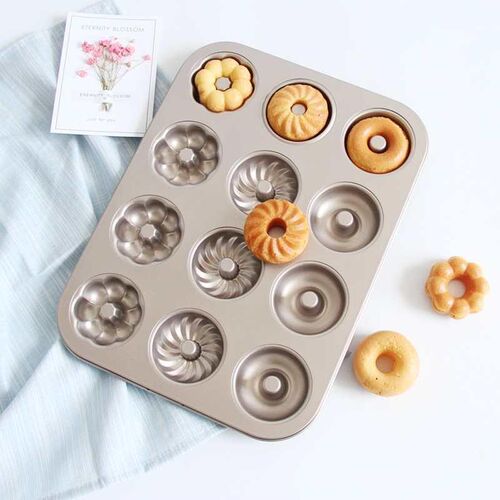 Muff do not stick to circular baking trays with 12 donut
