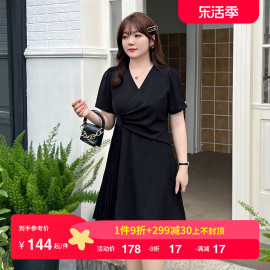 大码女装2024夏季高级感气质，v领小黑裙，a字褶皱显瘦胖mm连衣裙