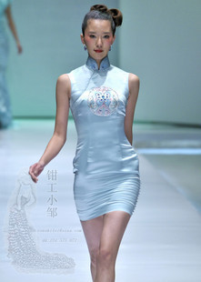 明星旗袍 淡蓝色真丝绣花削肩旗袍 改良连衣裙 按尺寸定做包邮