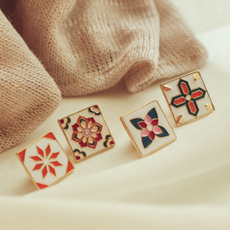 【蜜糖外贸】复古方砖 美貌小花砖  民族风图腾方形领针领扣胸针在类目 饰品/流行首饰/时尚饰品新, 胸针中 - 来自Buy2taobao.com提供专业的淘宝代购服务