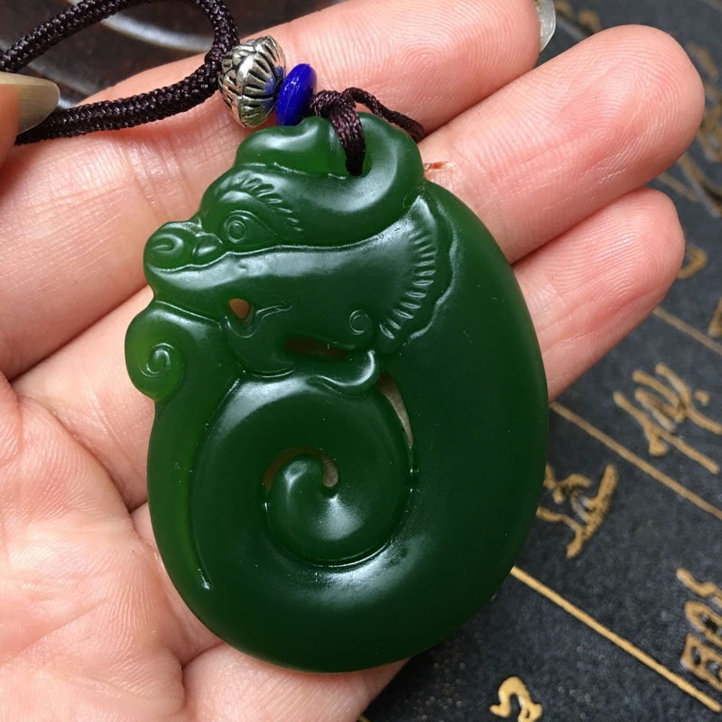 天然菠菜绿仿古生肖项链玉猪龙