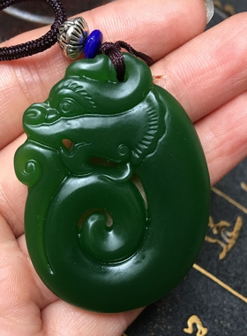 天然菠菜绿仿古生肖项链玉猪龙