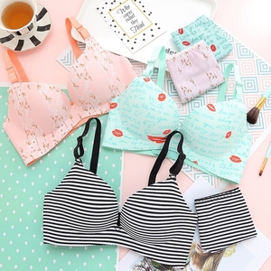 无痕无钢圈一片式厚薄款聚拢少女文胸小胸罩高中学生内衣内裤套装