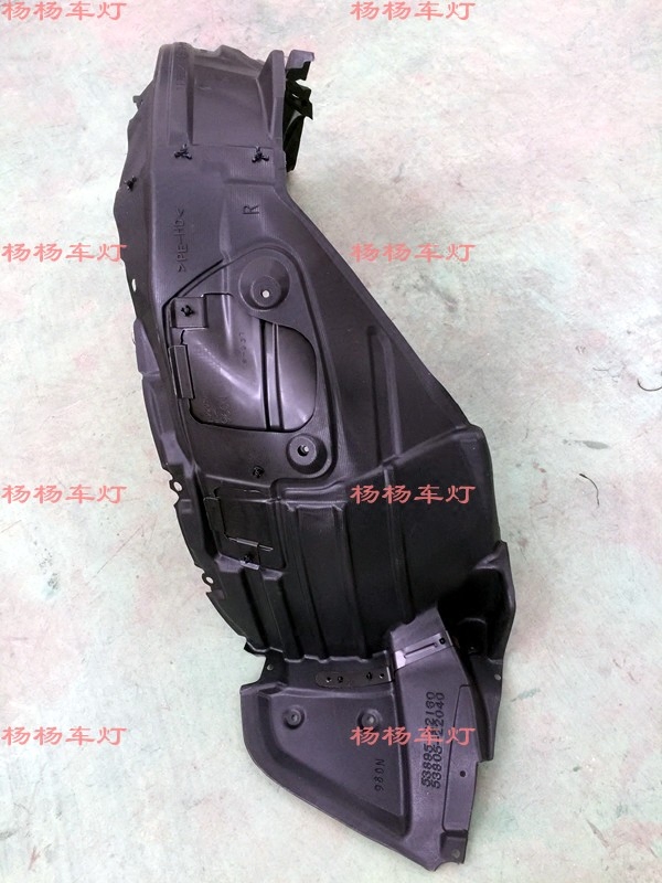 06老款锐志叶子板内衬