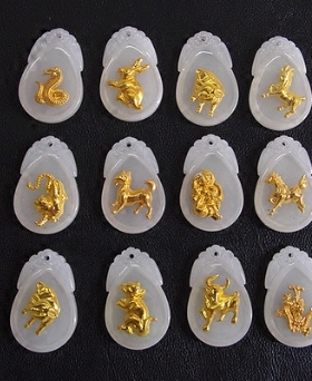 水滴形十二生肖金镶玉礼品吊坠