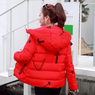 羽绒服女短款2025冬季新款加厚韩版大码显瘦箭头印花连帽保暖外套
