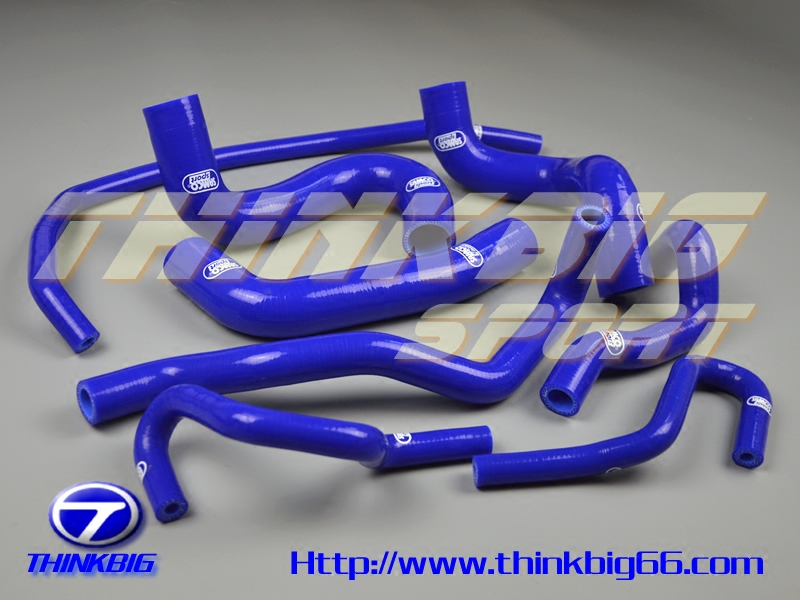 本硅胶管，是采用高性能硅胶材料，内加耐高温纤维加工制作而成。产品具有耐高温高压，耐老化之特点，同时具有柔软、高密度、高抗撕、高绝缘性、阻燃、性能稳定等优点，承受压力高达12 kg/c㎡，为原厂之220%，可在-50度至+280度使用。产品的高性能，有助于提高发动机冷却系统性能和改装升级。