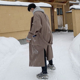 青年男士过膝英伦风毛呢大衣，男冬季加厚风衣长，款系带韩版宽松落肩