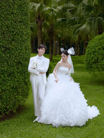 影楼主题拍照服装白色，抹胸婚纱情侣，旅拍草坪外景在逃公主礼服
