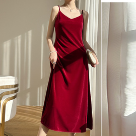 红色金丝绒吊带设计感连衣裙女春夏，无袖法式复古内搭裙子过膝长裙