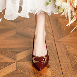 法式赫本风高跟鞋女粗跟红色新娘婚鞋2024春季款尖头漆皮方扣单鞋