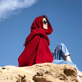 纯色红围巾女秋冬西藏青海湖旅游民族风披肩，超大加厚空调保暖披风