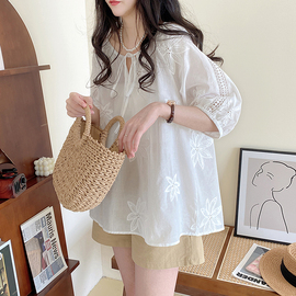 白色娃娃衫上衣女2024年夏季韩版圆领套头甜美系带勾花中袖衬衫