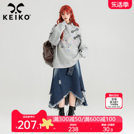 KEIKO 涂鸦印花灰色卫衣女2024春季酷感皮扣饰半高领斜襟加绒外套