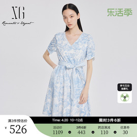 xg雪歌民俗风字母胶印，连衣裙2024夏季v领腰带装饰中长裙女装