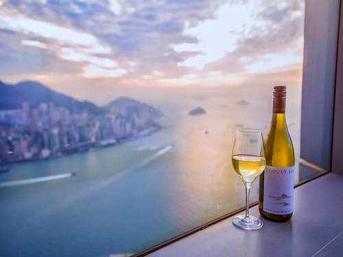 能够360度鸟瞰全香港景观与维多莉亚港夜景的观景台 快与三五好友一同享受美景及美食 各式套餐让你选择，享受如同法国露天咖啡店休闲舒适的氛围