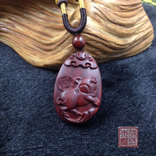 小叶紫檀猪吊坠 红木猪 木雕十二生肖项链 木头猪挂件 紫檀牌子