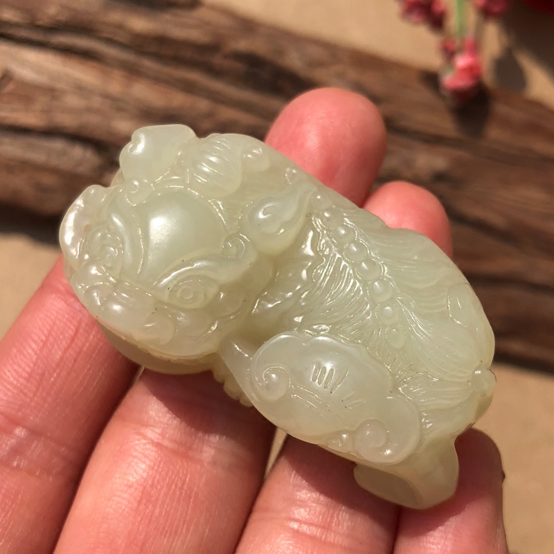 青白玉如意貔貅立体本命年吊坠