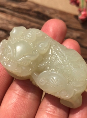 青白玉如意貔貅立体本命年吊坠