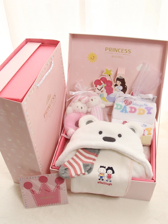 Coffret cadeau pour bébé - Vêtements + Fournitures - Ref 1954260 Image 1