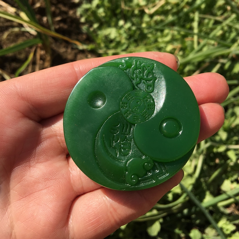 碧玉菠菜绿证书八卦吊坠