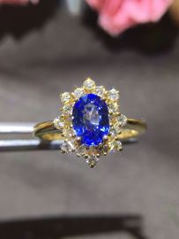经典款18k金蓝宝石钻石戒指，款式精致简洁，蓝宝石全净满火彩