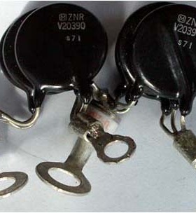 ZNRV20390 拆机3只连在一起带放电管 压敏电阻 原用于24V电源