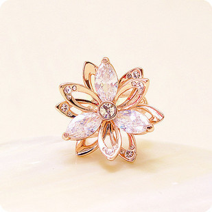 淑女风闪亮花瓣水晶戒指