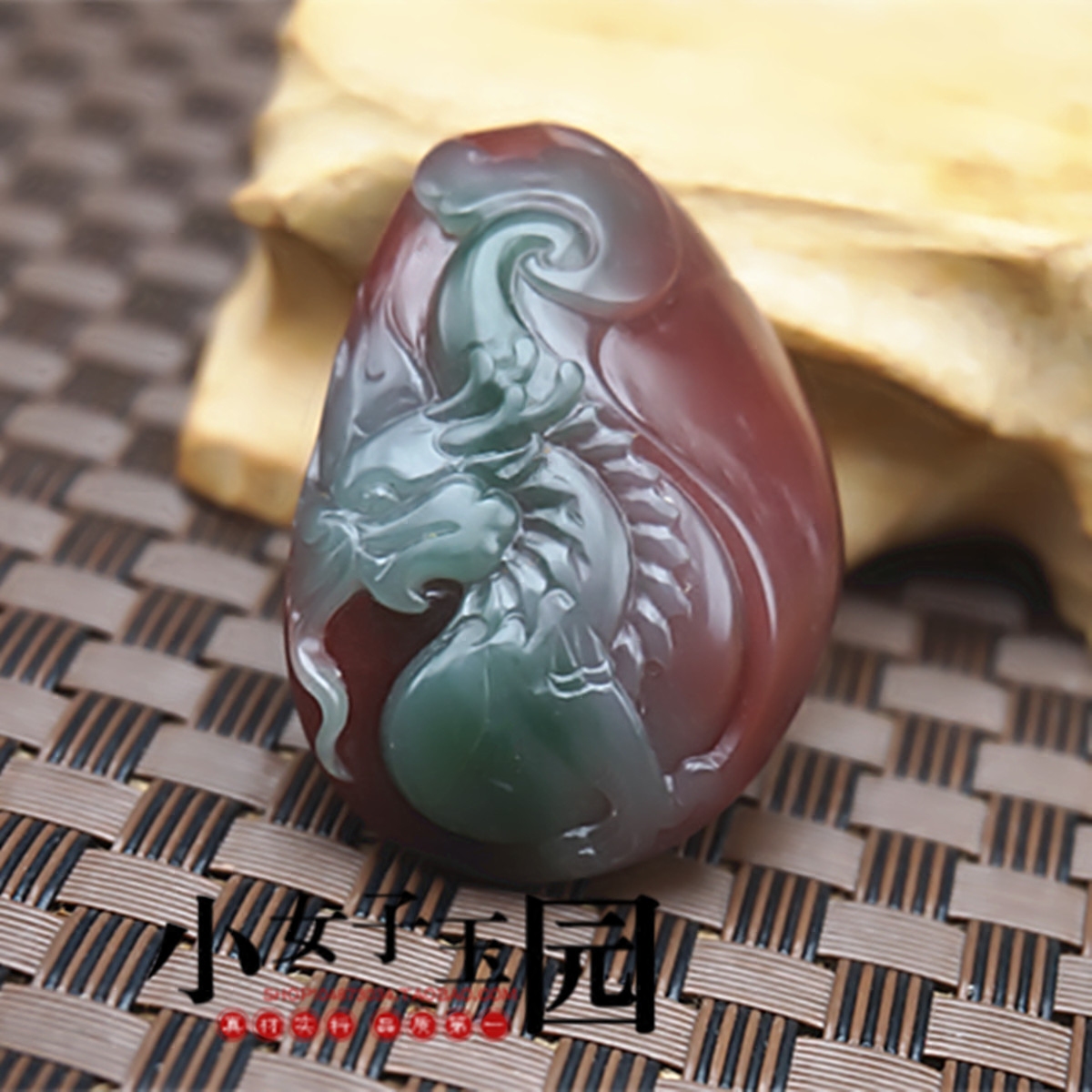 龙霸天下盐源紫绿手刻俏色玉坠