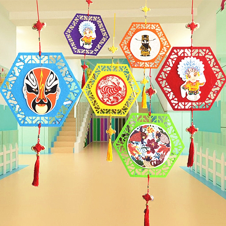 幼儿园走廊青新款吊饰挂饰特色民族风贴画无纺布镂空六边方形装饰图片