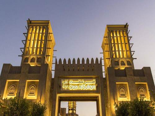 置身苏丹王国沙漠城堡，享用阿拉伯正宗美食，烤全羊自助餐。 欣赏阿拉伯传统舞蹈，男士甩棍舞。聆听阿拉伯音乐的余妙绕梁。 性感妖娆的肚皮舞娘让人流连忘返。中东大型歌舞剧的震撼人心。