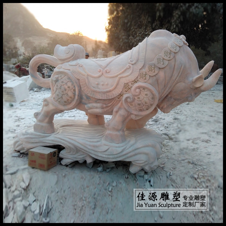 定制晚霞红石雕大牛老牛耕地雕塑大理石华尔街牛雕刻招财水牛摆件