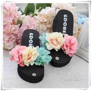 韩版夏女花朵海边沙滩度假旅游粘花防滑大码坡跟一字人字拖鞋凉拖