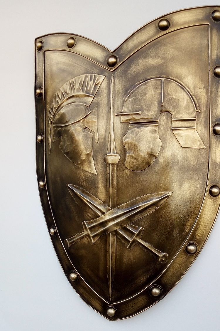 欧洲中世纪罗马骑士盾牌复古十字军盔甲铁盾牌背景墙酒吧怀旧壁挂